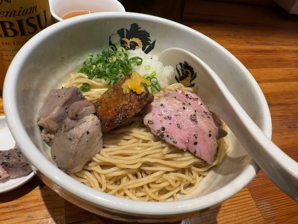 「フォアグラ油そば ＋エビスビール500」@満鶏軒の写真