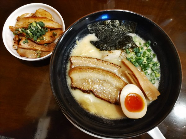 「特製らーめん(塩)·めん大盛り·くずれチャーシューめし」@らーめんなが田の写真