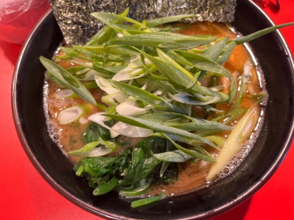 「ラーメン並780円＋九条ネギ100円」@横浜ラーメン 斎藤家の写真
