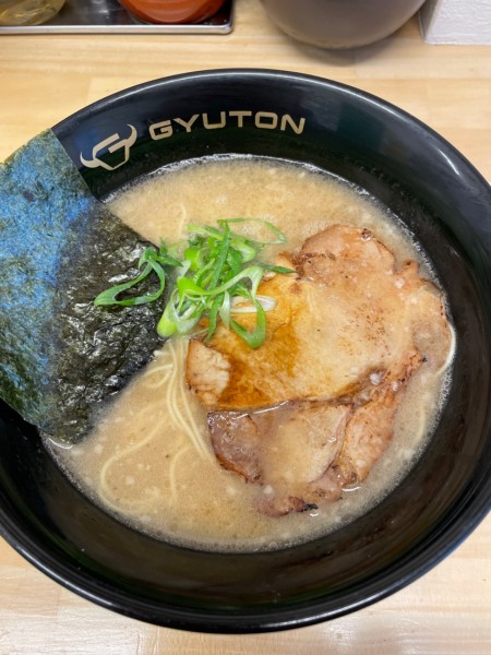 「ラーメン+替玉」@GYUTONの写真