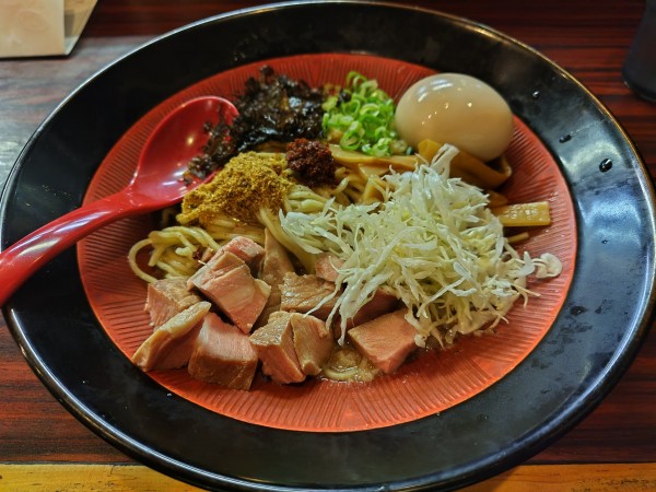 「【限定】ピリ辛煮干し和え麺　並　＋味玉：サービス券」@煮干しらあめん 燕黒の写真