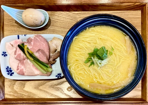 「濃厚鶏白湯らーめん ¥900円（麺大盛＋100円 味玉CP）」@麺や 柚葉の写真