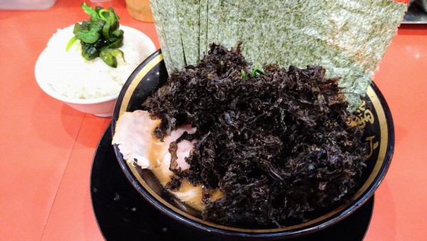 「ラーメン(味濃いめ･麺硬め)+海苔･岩海苔･ライス」@横浜家系ラーメン 大輝家の写真