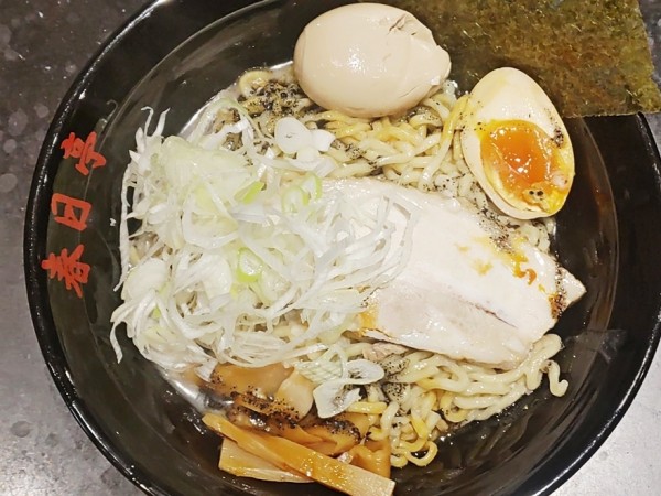 「とん黒油そば（中盛）＋味玉」@油そば専門店 春日亭 錦糸町店の写真