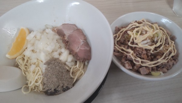 「油そば500円　豚めし（麺とセットで150円）」@寺カフェ 中華そば水加美の写真