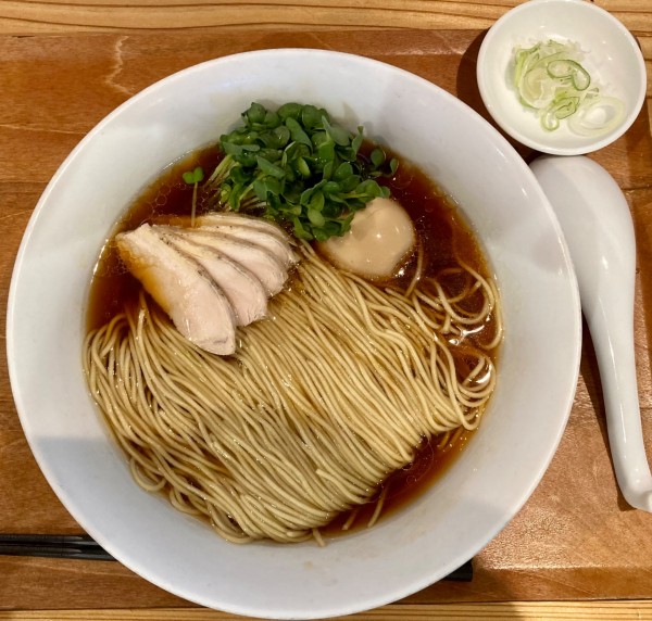 「岩手ほろほろ鳥だしのしょうゆラーメン　1300円」@ラーメン ル・デッサンの写真