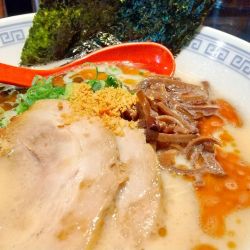 #博多ラーメン #黒 #バリカタ #800円 #半チャーハン #