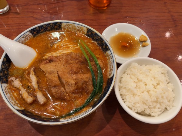 「ぱいこうだんだんめん（排骨担々麺）1100円」@支那麺屋 日比谷よかろうの写真