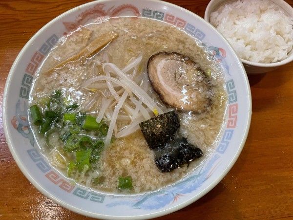 「ラーメン　半ライス」@中華そば専門店 木八 三島店の写真