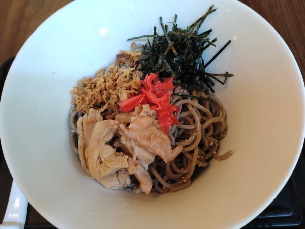 「鶏のおそば（冷・汁なし選択）　８５０円」@蕎麦とコーヒー ツタンカーメンの写真
