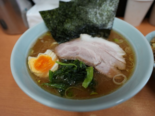 「ラーメン 並 麺硬め＋味濃いめ＋油多め＋サービスライス＋サー」@横浜らーめん 武蔵家 綾瀬店の写真