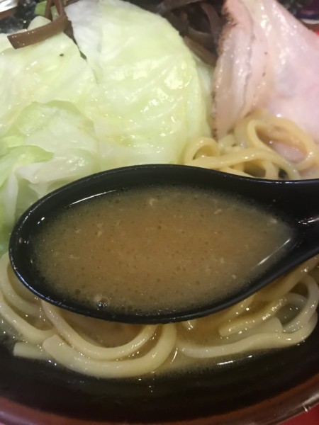 「ラーメン 700円＋キャベツ 100円」@どんとこい家の写真