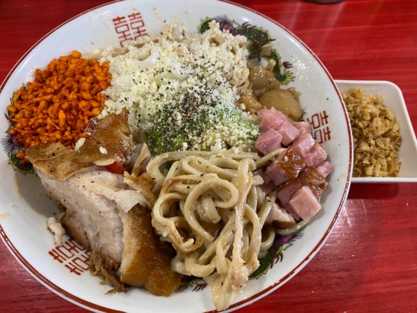 「冷やしカルボナーラ+フライドオニオン 1200+50」@ラーメン鷹の目 明大前店の写真