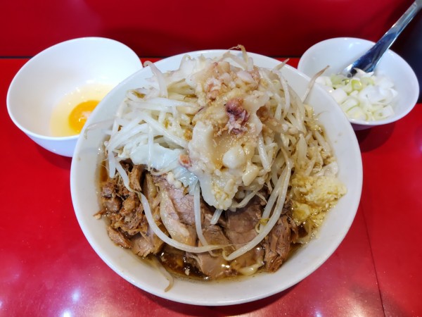 「ラーメン小＋白ネギ、ヤサイ アブラ」@ラーメン二郎 西台駅前店の写真