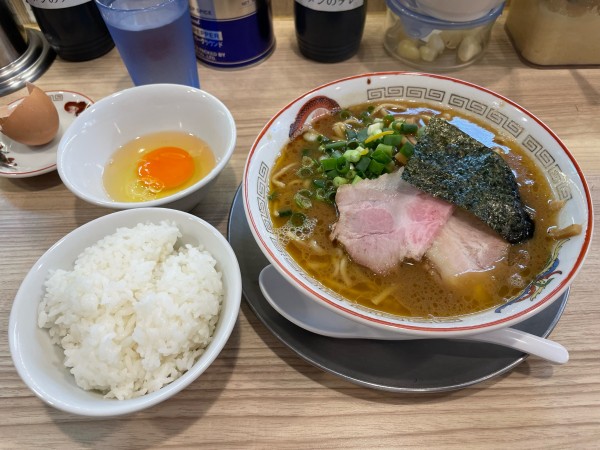 「ラーメン 白 + ごはん+生卵」@鯨人の写真