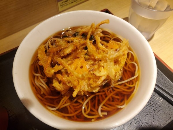 「かき揚げそば５００円」@いろり庵きらく 池袋店の写真