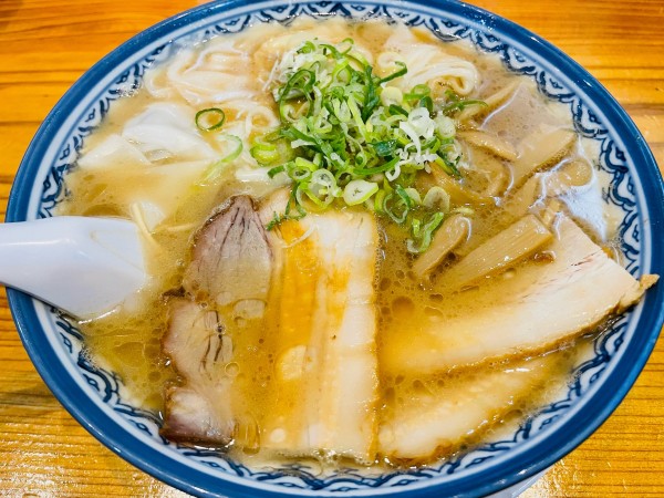「ワンタンメンチャーシュー 880円」@元祖赤のれん 節ちゃんラーメン 天神本店の写真