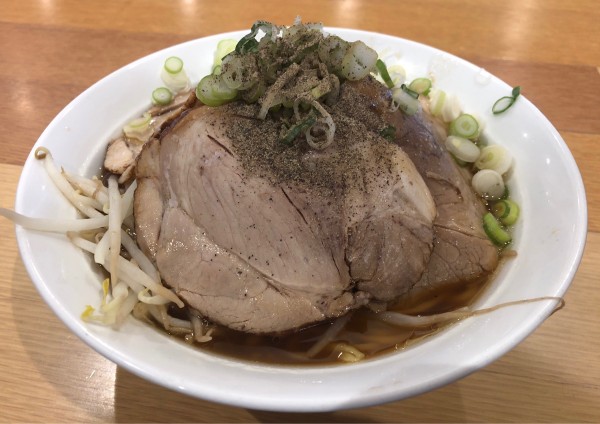 「赤城盛りチャーシュー醤油ラーメン」@らー麺 畑の写真