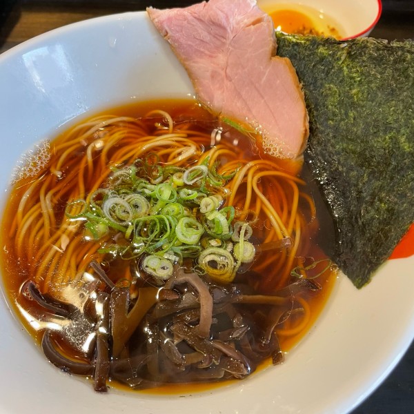 「朝ラーメン 醤油 600円 つけ玉 100円」@燵家製麺の写真