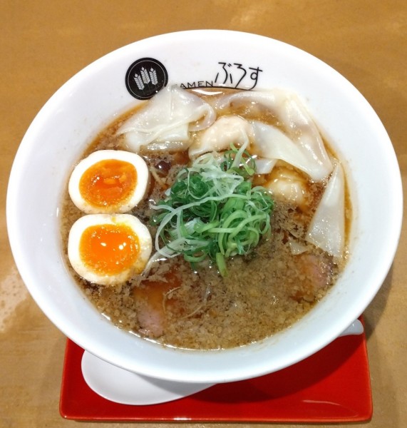 「牛醤油SOBA890円＋燻製煮玉子130円＋ワンタン220円」@Ramenぶろすの写真