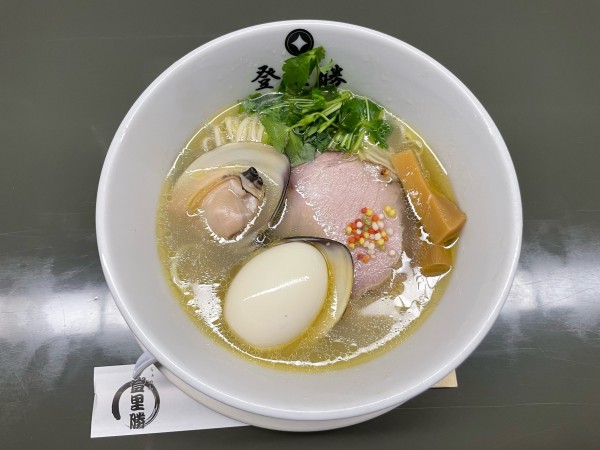 「はまぐり塩らーめん(¥1,700)味玉(¥150)」@らぁめん登里勝の写真