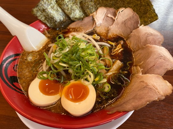 「京都漆黒醤油全部のせラーメン＋餃子定食」@ラーメン魁力屋 鶴川店の写真