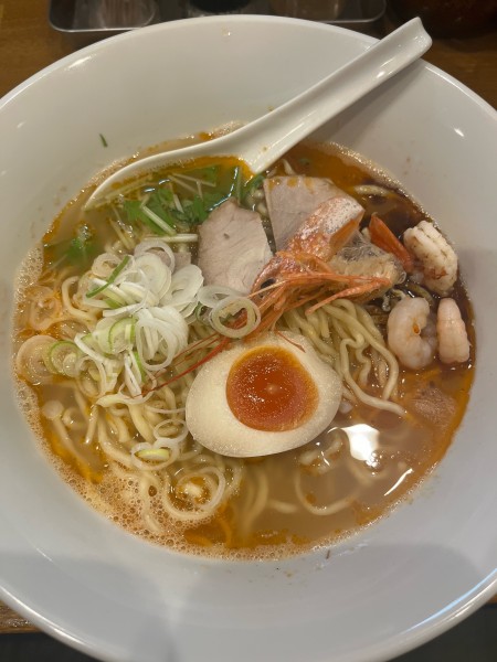 「えび入り塩らー麺(860円)+大盛70g(100円)」@麺屋えんの写真