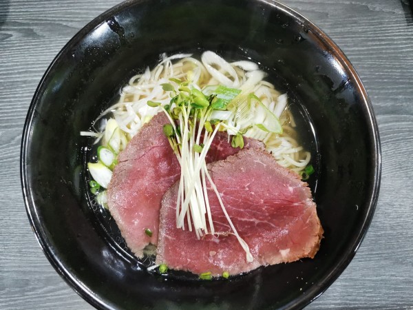 「牛塩ら～めん」@さんきゃっつ ら～めんスタンド 麺とたまごの写真