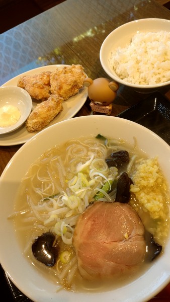 「豚骨たんめん(500円税込)＋唐揚げセット(350円税込)」@湯菜坊の写真