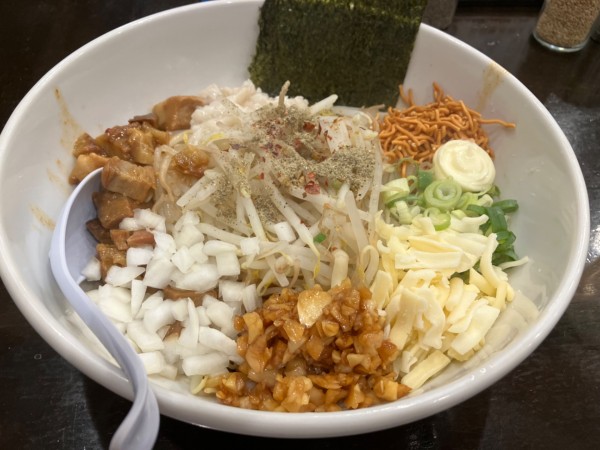 「まぜそば（トッピング全部のせ）930円」@平九郎Rの写真