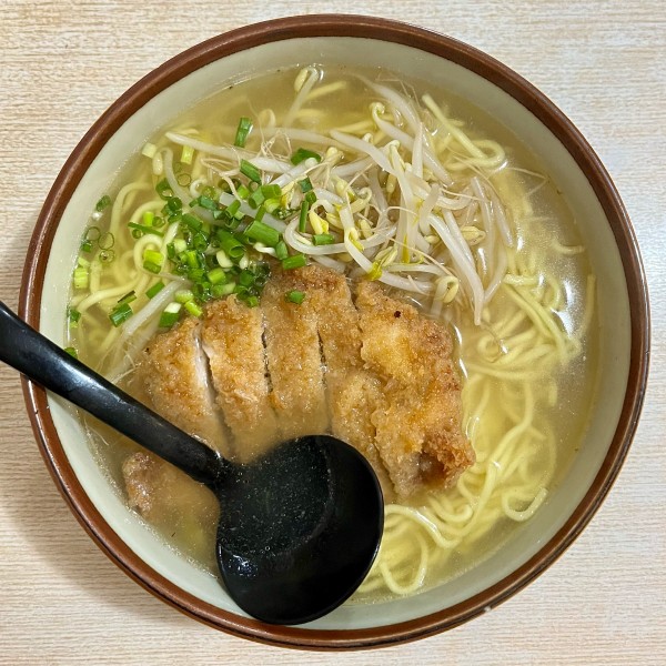 「【日替わり】チキンカツラーメン・ライス付（600円）」@千門食堂の写真