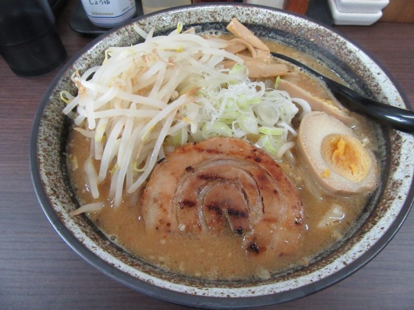 「札幌味噌ラーメン（８８０円）＋味玉１５０円＋もやし１００円」@麺屋とみよしの写真