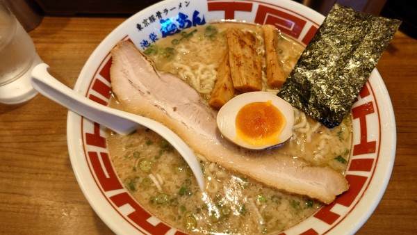 「東京豚骨ラーメン　850円」@屯ちん 池袋西口店の写真
