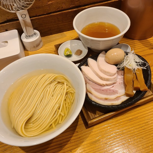 「つけ麺200g(塩・かき油)+特製トッピング+藻塩&すだち」@麺屋鈴春の写真