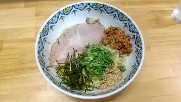 「煮干し油そば（冷盛り）800円、納豆110円」@めん処 日の出丸 鳥取店の写真