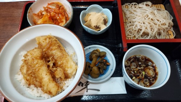 「冷たいそばといか天丼セット 900円」@そば処 初味の写真