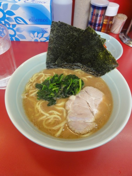 「ラーメン700円硬薄少　半ライス」@横浜ラーメン 武蔵家 大宮店の写真