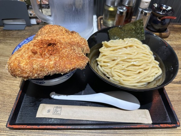 「メガチキン濃厚つけ麺」@古武士 新宿6丁目店の写真
