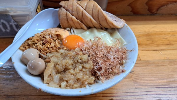 「まぜそば少なめ小豚まし　ｴﾋﾞﾏﾖ脂増し」@ハイマウントの写真