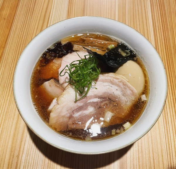 「特製醤油(手揉み麺)」@らぁめん鴇の写真