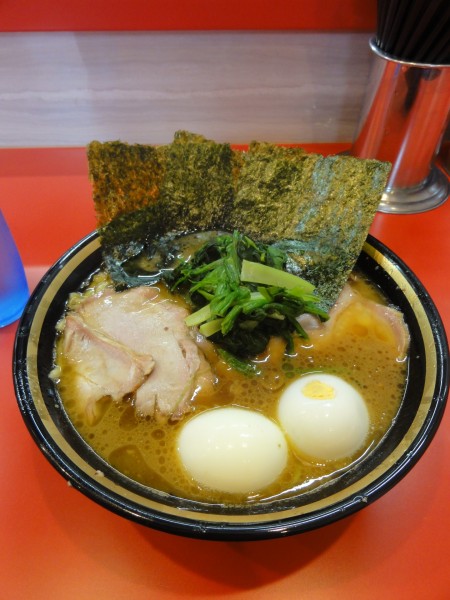 「中盛ラーメン1110円硬め 白玉10円」@家系総本山 ラーメン吉村家の写真