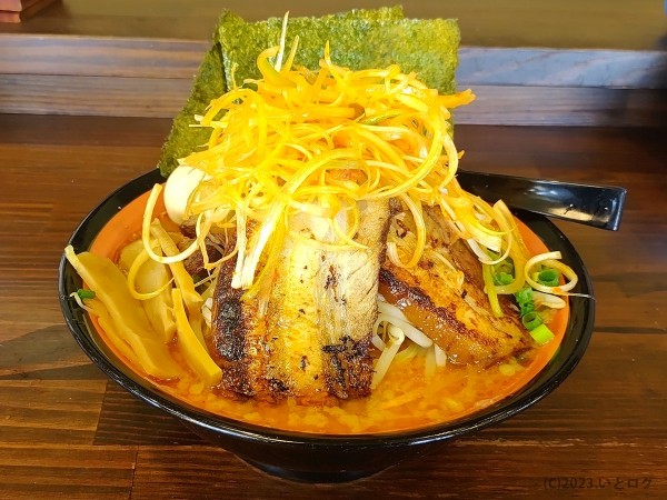 「噴火富士らぁめん １辛（麺大盛＋味玉）」@焼豚食堂 河口湖店の写真