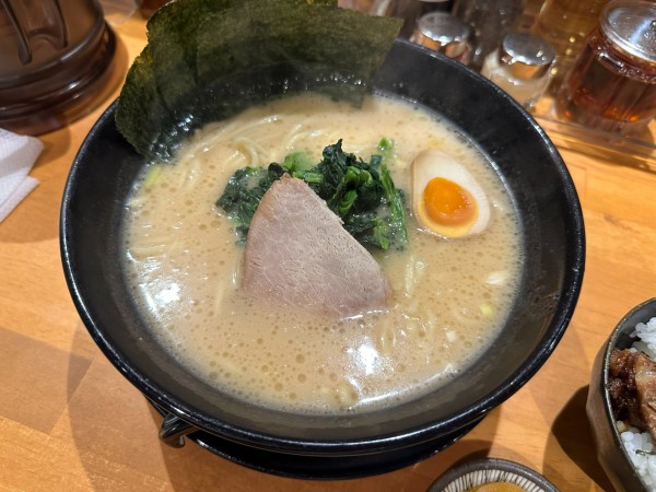 「豚骨醤油らーめん(並盛・180g)900円」@オリオン餃子 高崎駅前店の写真