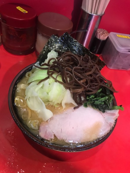 「ラーメン 700円＋キャベツ 100円」@どんとこい家の写真