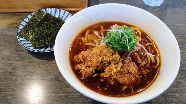 「【限定】油淋鶏オンザ辛い冷やしらーめん+海苔」@らーめん楓の写真