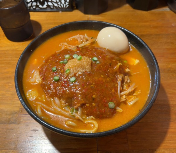 「味玉どて辛めん バラ肉 ニンニク少なめ」@どてちん 習志野店の写真