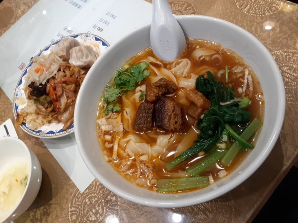 「牛肉刀削麺」@魯香酒樓の写真