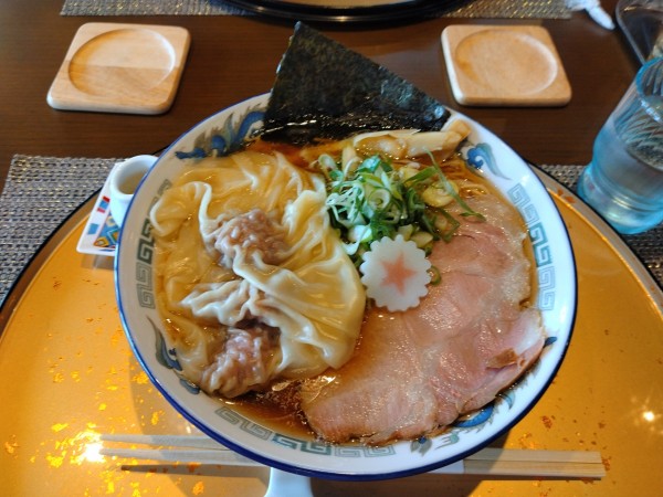 「雲呑地鶏中華そば(醤油.細麺)¥1050-」@中華そば 凜星の写真