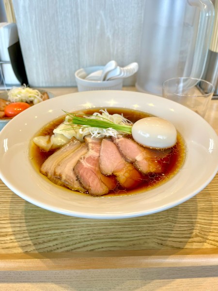 「特製中華蕎麦手揉み麺【TP】ワンタン2個、吊るしチャーシュー丼」@宍道湖しじみ中華蕎麦 琥珀 東京本店の写真