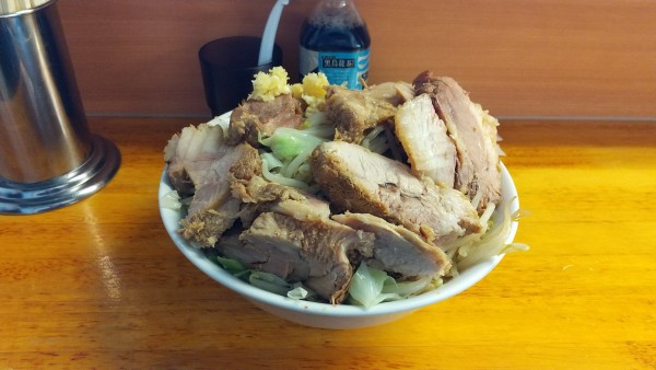 「小麺少なめ豚ダブル、ヤサイニンニクマシ」@ラーメン二郎 立川店の写真